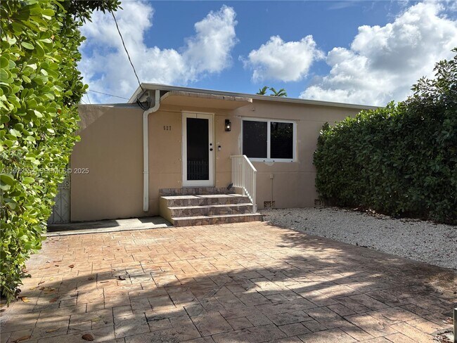 Building Photo - 527 SW 9th Ave