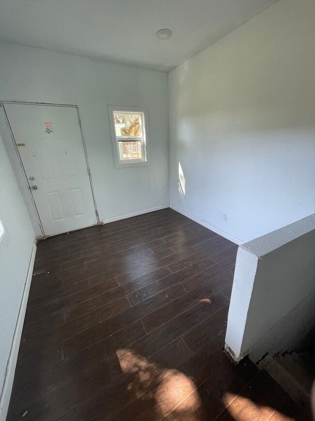 Building Photo - Spacious 2 Bed Home with a Basement! HUD OK!