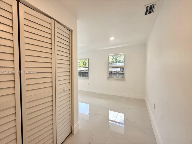 Building Photo - 228 NW 32nd Ave