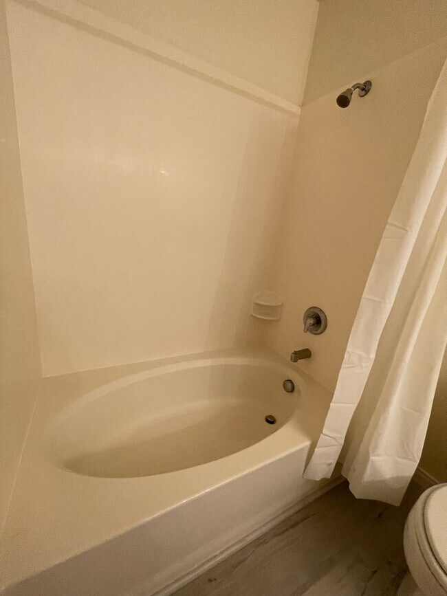 Building Photo - Available NOW!-2 Bedroom Unit in Manhattan Guard Gated Community!