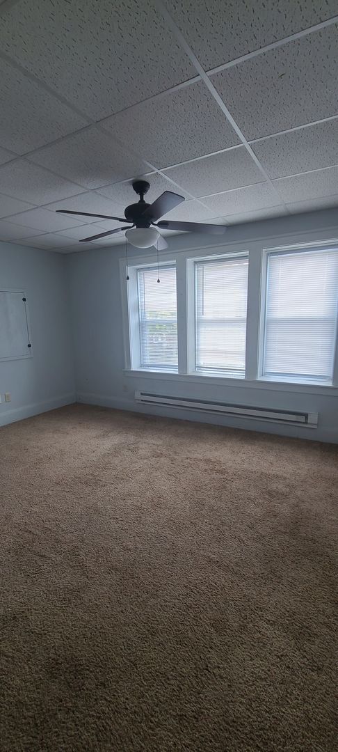 Building Photo - 2 bedroom upper, ready immediately!
