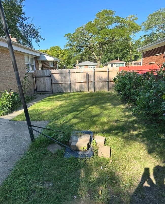 Building Photo - 8707 Crawford Ave