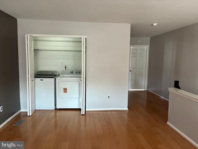 Building Photo - 213 Park Pl Dr