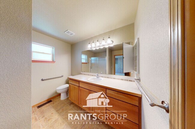 Building Photo - Well-Maintained 2-Bed / 2-Bath Home with A...