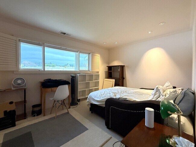 Building Photo - 4 bed, 2.5 bath top floor corner unit cond...