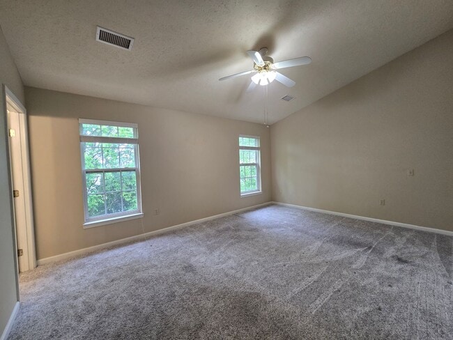 Building Photo - Beautiful End Unit Townhouse - Convenientl...