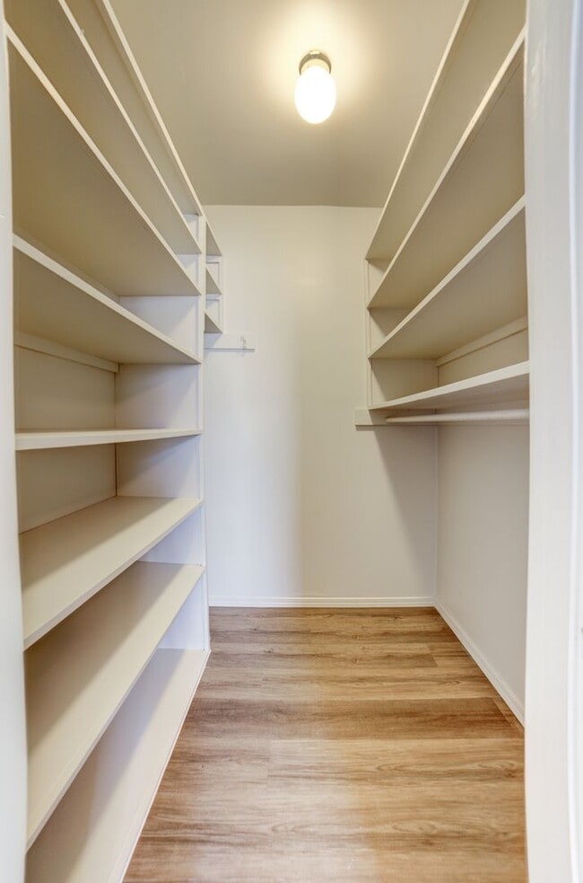 Building Photo - 4 Bed | 2 Bath in Midtown!