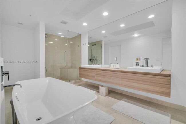 Building Photo - 17111 Biscayne Blvd