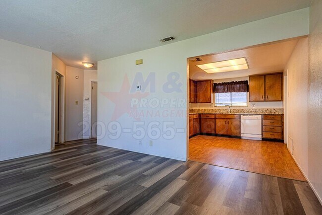 Building Photo - 302 Lovell Way