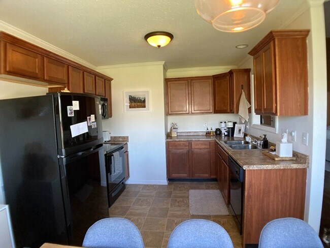 Building Photo - $1800 3 Bedrooms 2.5 Bath Brick Home with a bonus room!