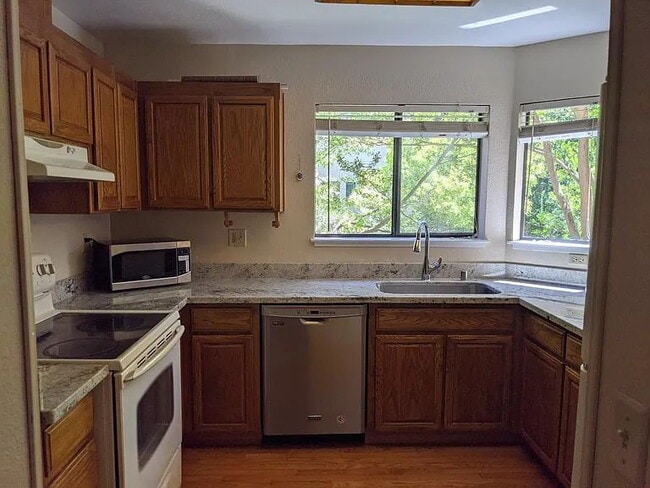 Building Photo - "Charming 2-Bedroom Retreat in Prime Santa Clara Location!"