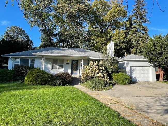 Building Photo - 1749 E Maple Rd