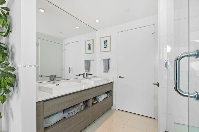 Building Photo - 460 NE 28th St