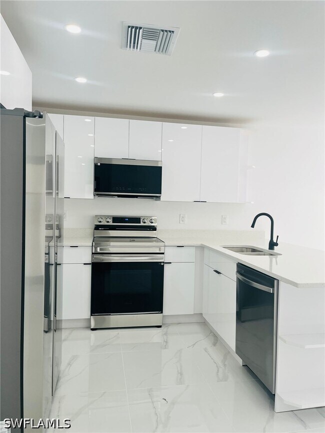 Building Photo - 1112 East 12th Street