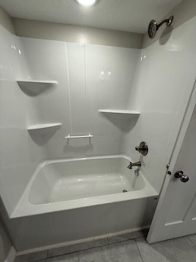 Building Photo - Gorgeous 6-bedroom, 4-bathroom in Charming Salem