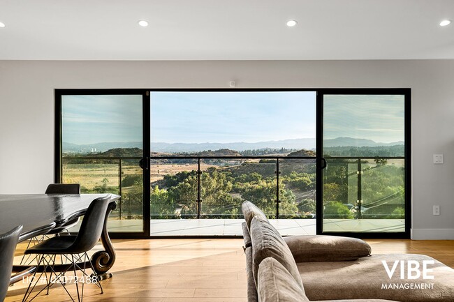 Building Photo - Stunning Mountain & Valley views from this...