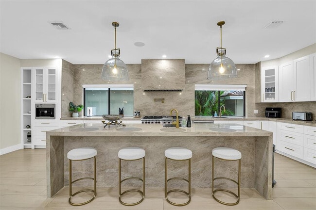 Building Photo - 319 S Riverside Dr