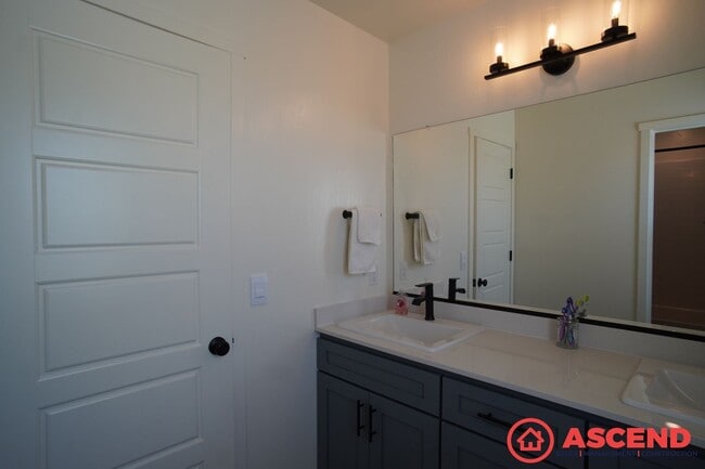 Building Photo - Lovely Home Near Frontier Highschool!