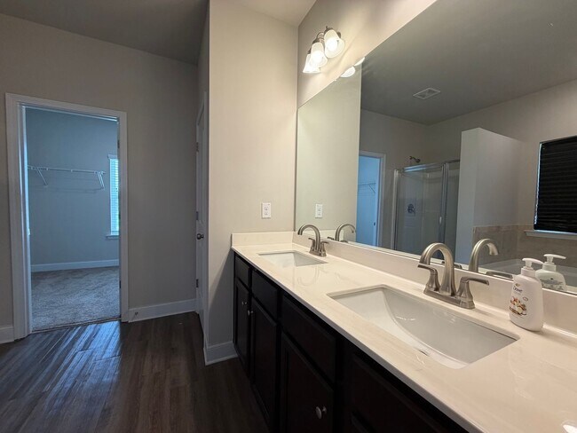 Building Photo - Spacious 4/2.5 House in Rydal- $2,995