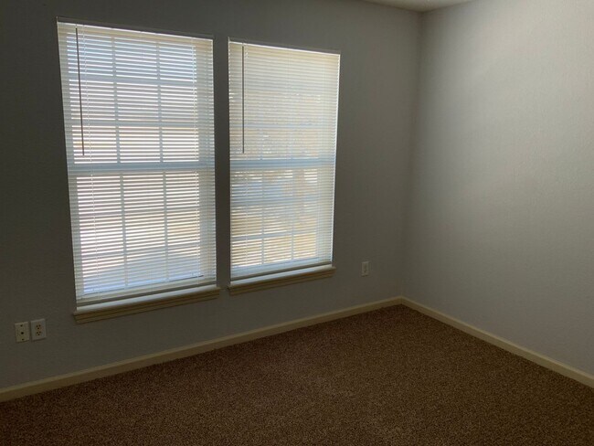 Building Photo - 424-424 Eisenhower St