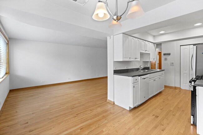 Building Photo - 2112 W Armitage Ave