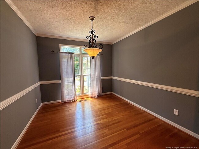Building Photo - 995 Greenbriar Dr