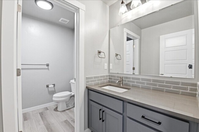 Building Photo - 5 Bedroom, 2.5 Bathroom home located in Southeast Boise