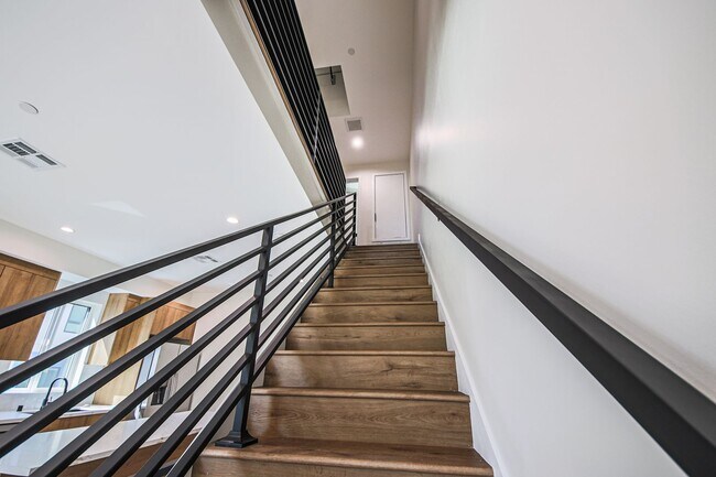 Building Photo - Ultra-Luxury Brand New 2 bed/2.5 bath and ...