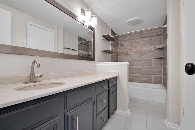 Building Photo - Charming 2 Bedroom Condominum