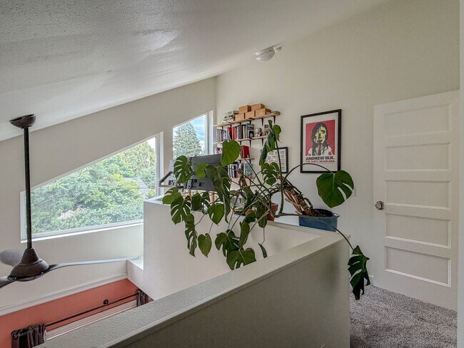 Building Photo - 2 bed/2.5 bath Townhome with Bonus Loft Space in North Seattle, $2,600/mo.