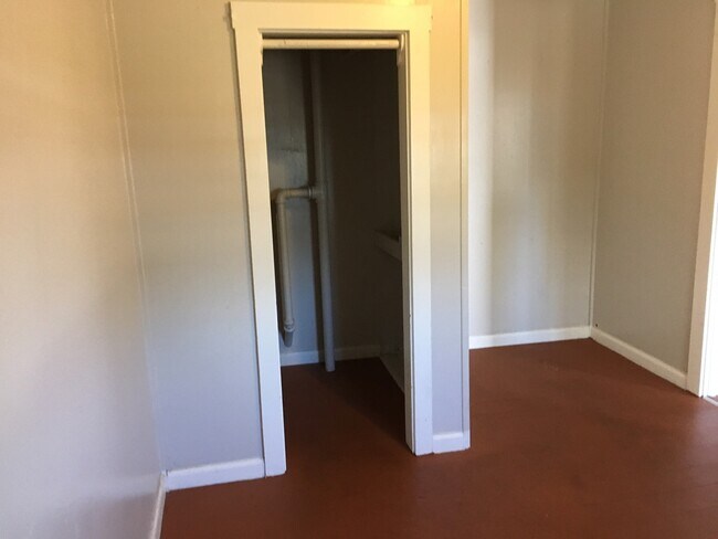 Building Photo - 1 Bedroom Unit in Triplex  Near Downtown and Campus