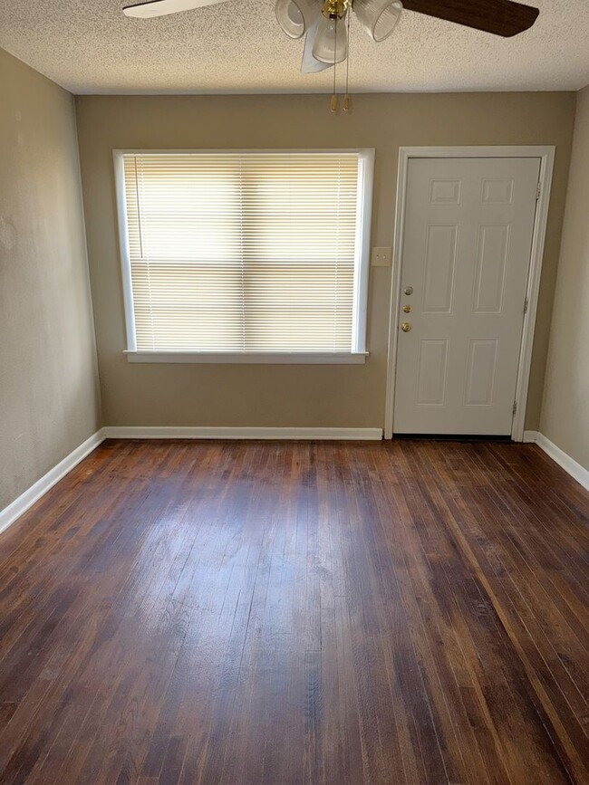 Building Photo - Heart of Lubbock 1/1 Duplex