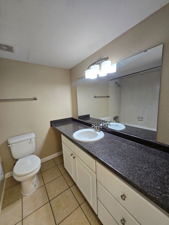 Building Photo - 2 bedroom, 2 bath/1st Floor Unit in Hawthorne Reserve