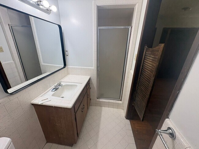 Building Photo - IMMEDIATE MOVE IN! Charming Vintage Sacramento 3 Bed / 1.5 Bath Home with Large Private Yard