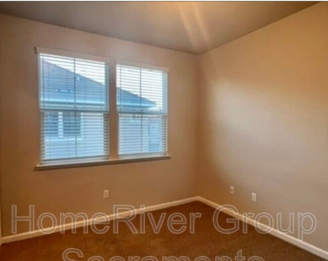 Building Photo - BEAUTIFUL 2/2 NATOMAS!!! Includes w/s/g!!!...