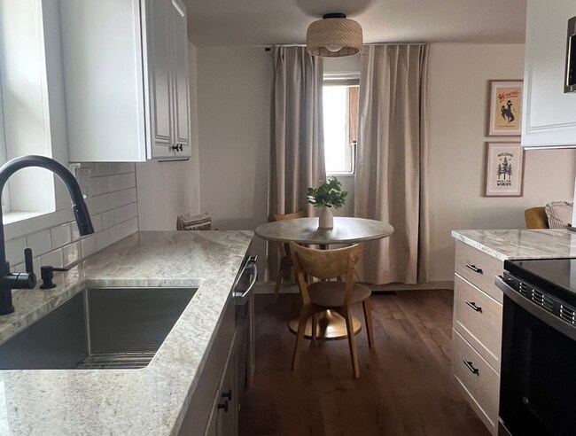 Building Photo - Fully Furnished 3BR | Renovated | All Utilities Included | Ideal for 30+ Day Stays