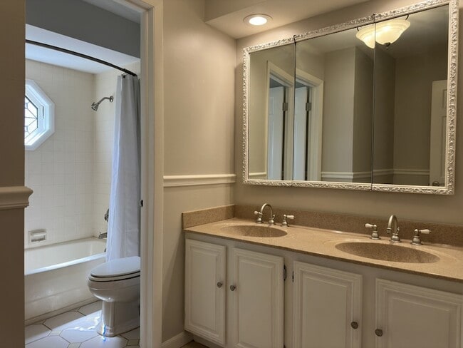 Building Photo - 1920 E Peachtree Dr