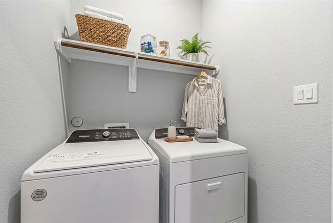 Building Photo - 6728 Parker Grv Ln