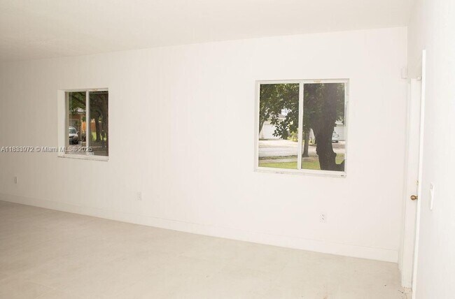 Building Photo - 273 SE 32nd Ave
