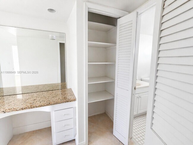 Building Photo - 950 Hillcrest Dr