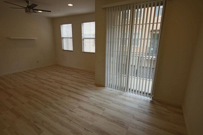Building Photo - 2 Bedroom/2.5 Bath Townhouse