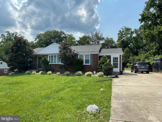 Building Photo - 5901 Middleton Ln