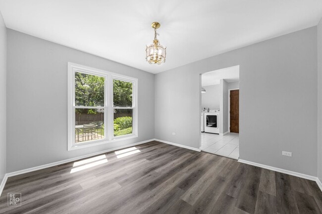 Building Photo - Cambridge Subdivision in Libertyville! Available June 23!