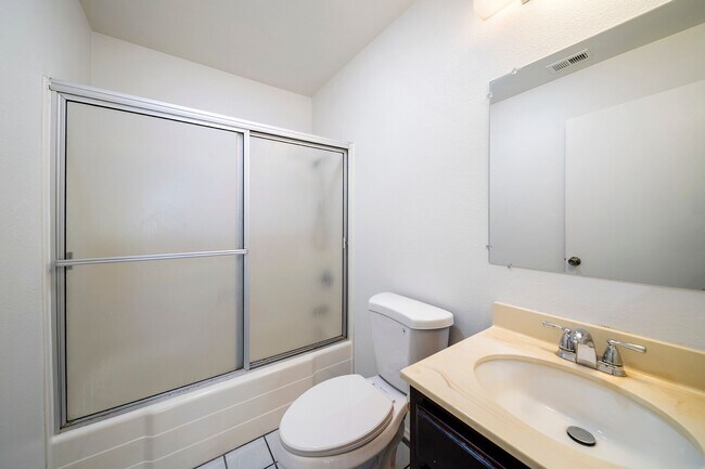 Building Photo - Charming 3 bedroom 2 bath in Escondido!