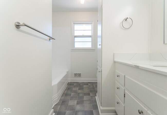 Building Photo - 370 N Bazil Ave