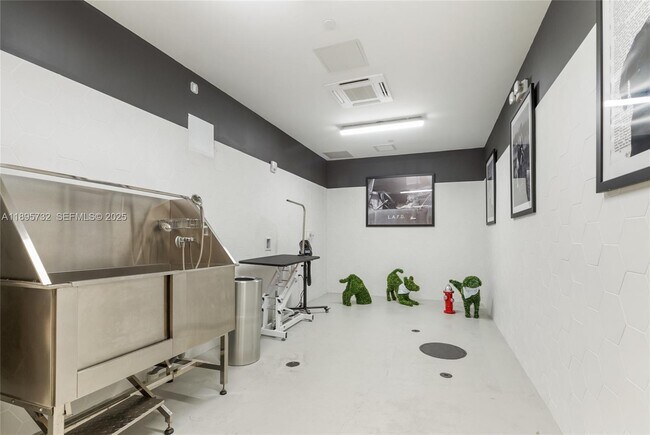 Building Photo - 9600 S Dixie Hwy