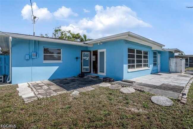 Building Photo - 806 N Entrada Dr