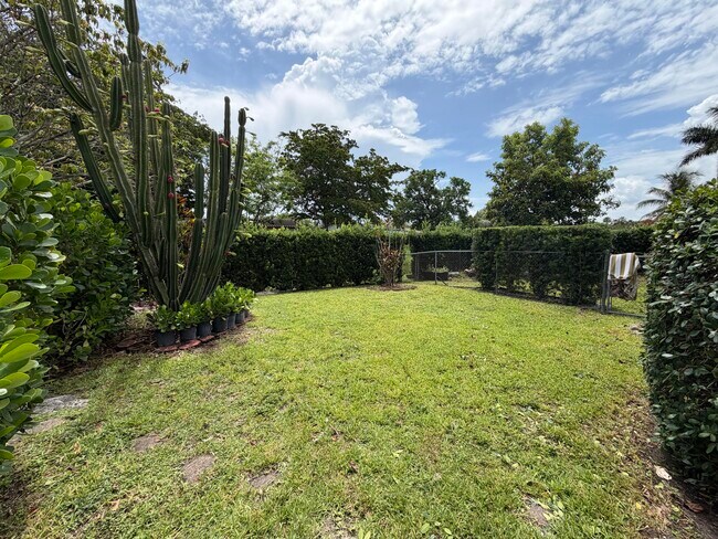 Building Photo - 4019 Woodside Dr
