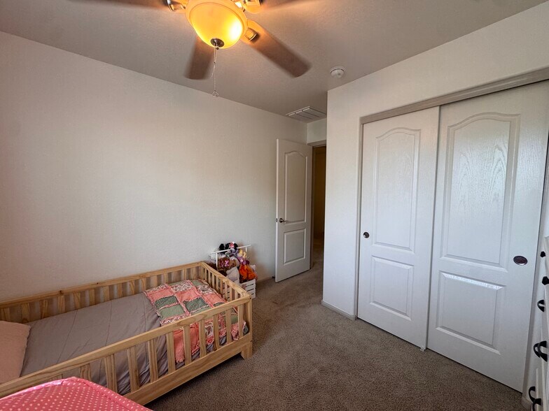 Building Photo - 125 N Sunvalley Blvd