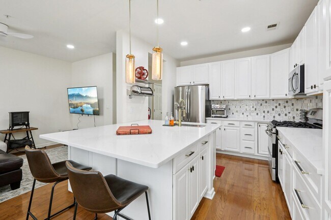 Building Photo - 273 Roslyn Ct